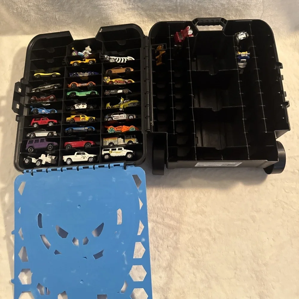 Big HOT WHEELS Lot Rolling 110 Car Carry Case With Mix Of 30 Vehicles